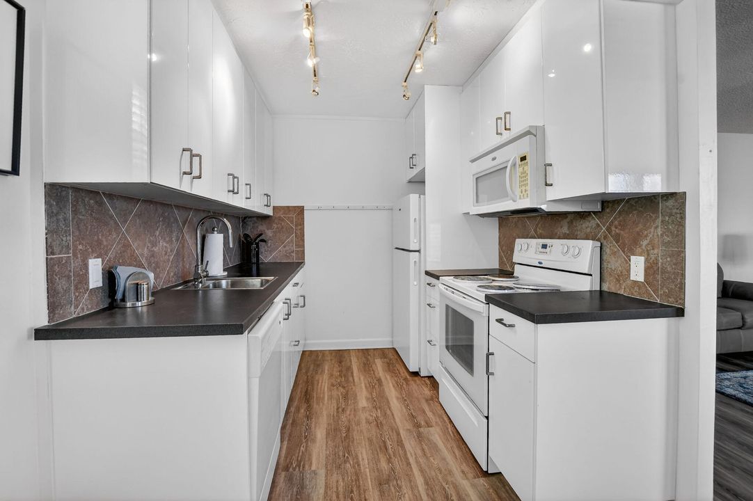 合同活跃: $119,500 (2 贝兹, 1 浴室, 880 平方英尺)