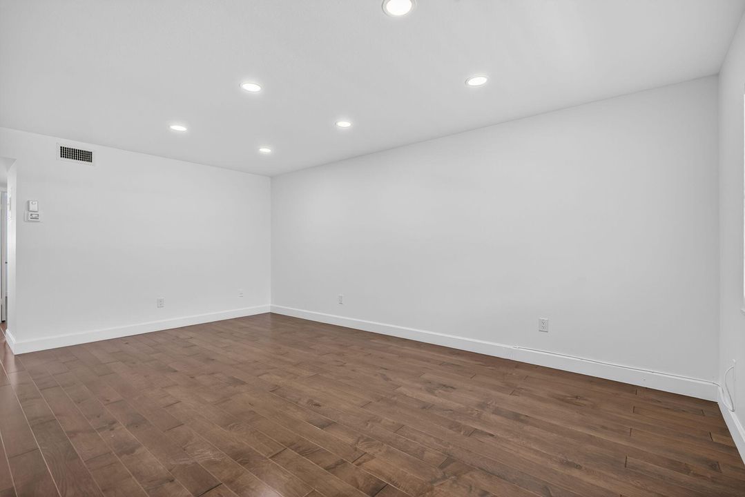 出租: $2,400 (2 贝兹, 2 浴室, 944 平方英尺)