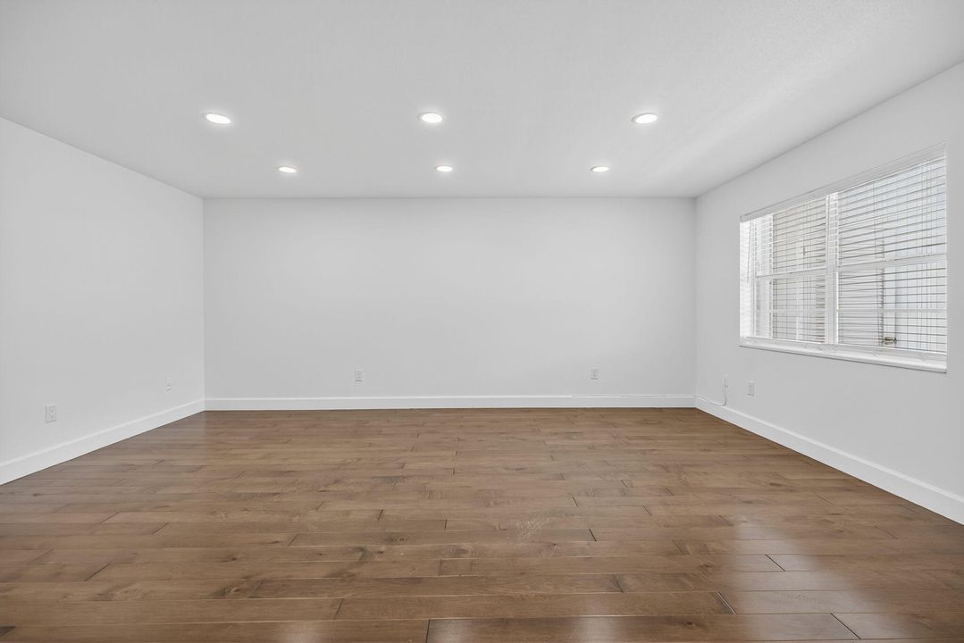 出租: $2,400 (2 贝兹, 2 浴室, 944 平方英尺)