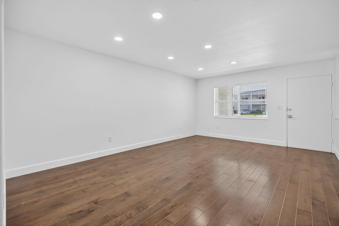 出租: $2,400 (2 贝兹, 2 浴室, 944 平方英尺)