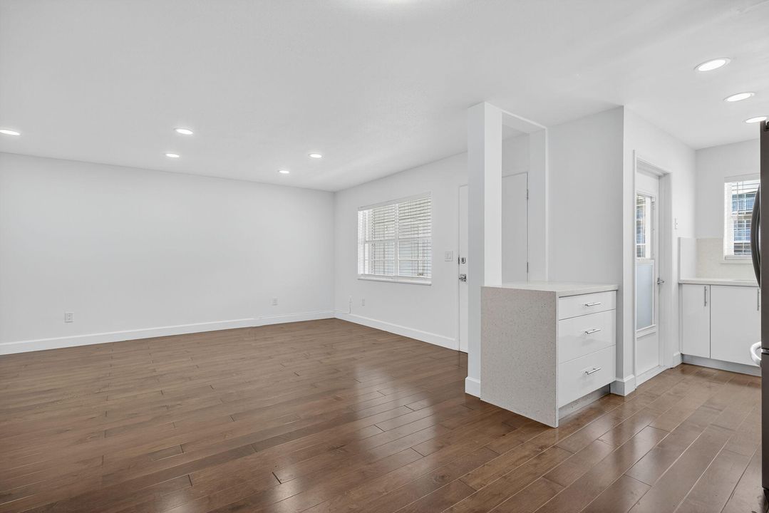 出租: $2,400 (2 贝兹, 2 浴室, 944 平方英尺)