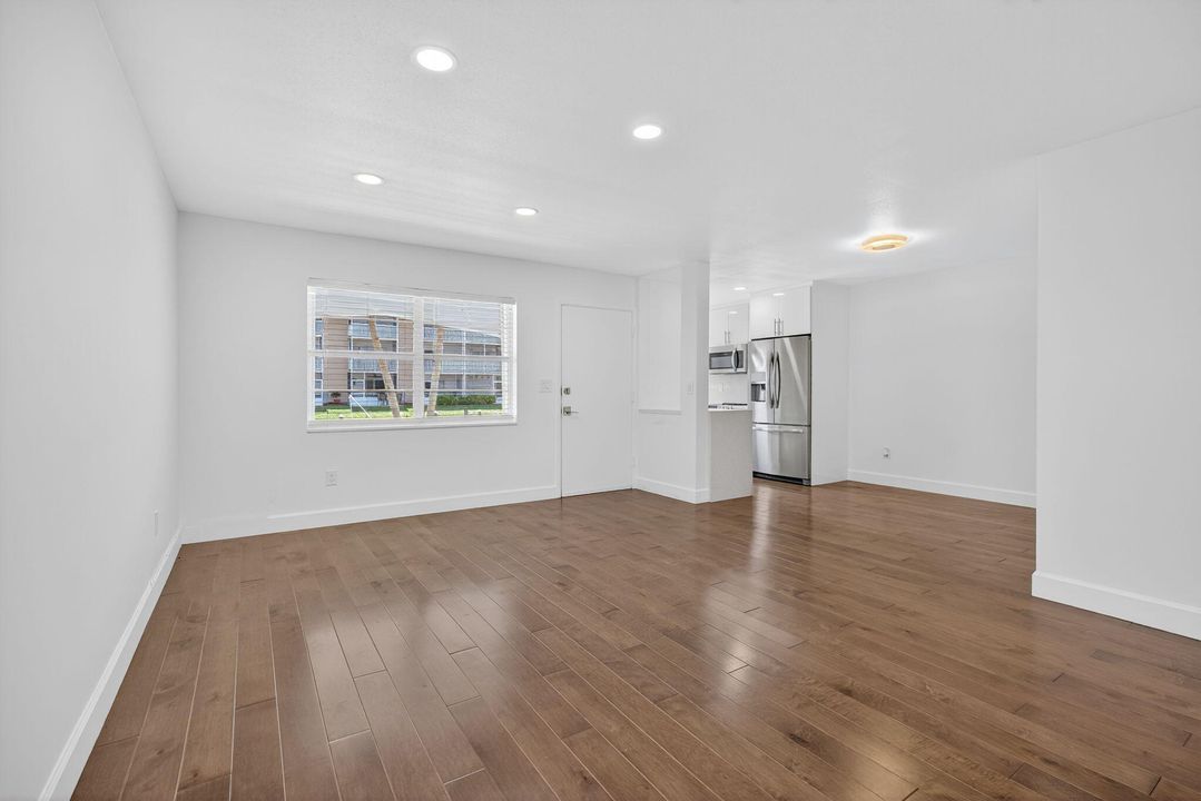 出租: $2,400 (2 贝兹, 2 浴室, 944 平方英尺)