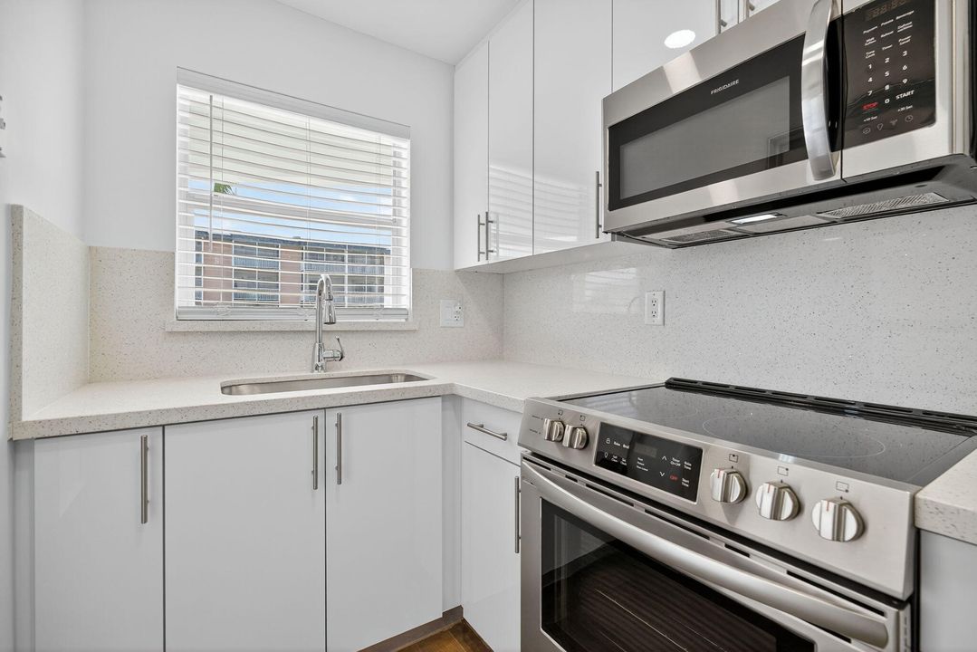 出租: $2,400 (2 贝兹, 2 浴室, 944 平方英尺)