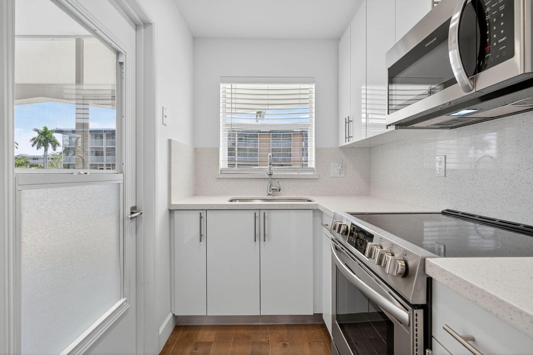 出租: $2,400 (2 贝兹, 2 浴室, 944 平方英尺)