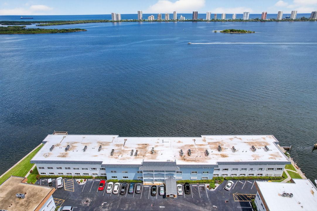 出租: $2,400 (2 贝兹, 2 浴室, 944 平方英尺)