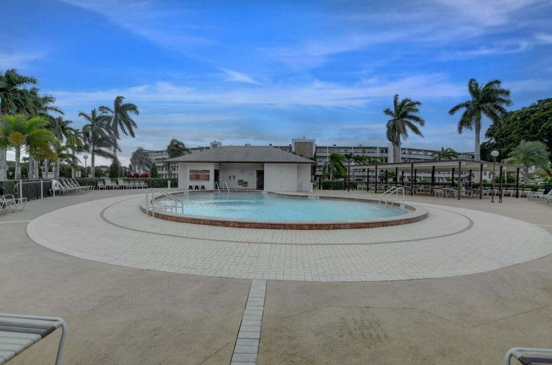 For Sale: $149,000 (2 beds, 2 baths, 916 Square Feet)