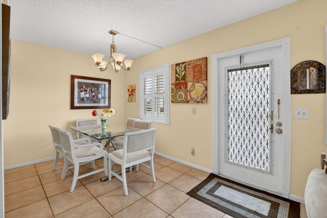 For Sale: $149,000 (2 beds, 2 baths, 916 Square Feet)