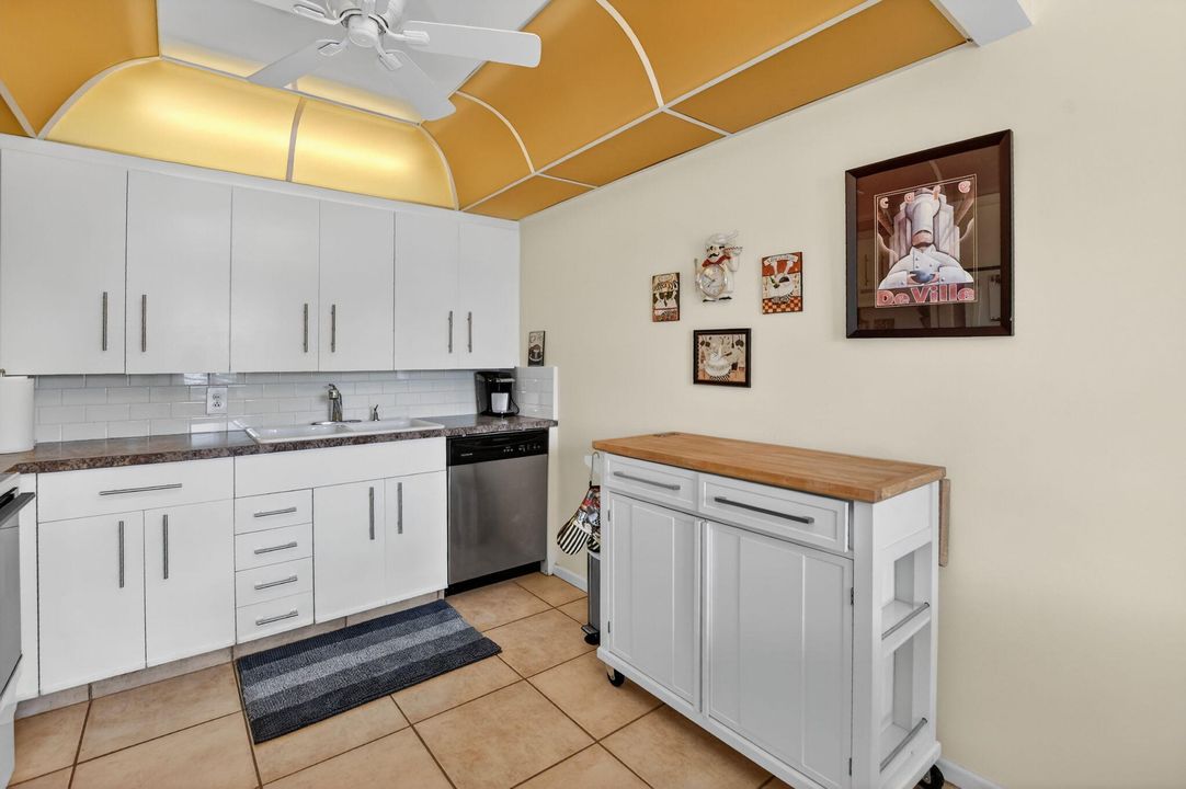 For Sale: $149,000 (2 beds, 2 baths, 916 Square Feet)