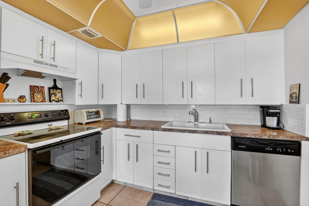 For Sale: $149,000 (2 beds, 2 baths, 916 Square Feet)