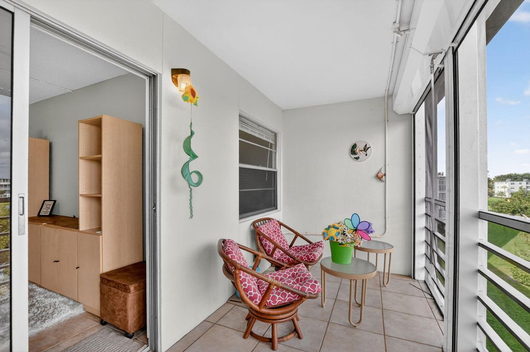 For Sale: $149,000 (2 beds, 2 baths, 916 Square Feet)