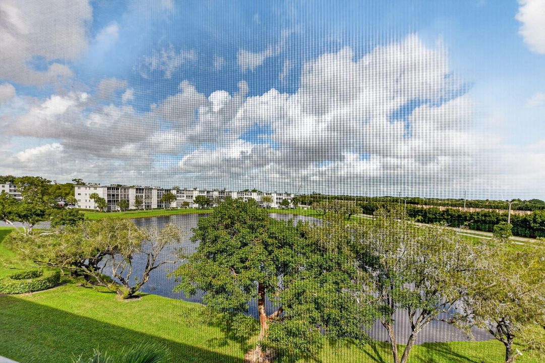 For Sale: $149,000 (2 beds, 2 baths, 916 Square Feet)