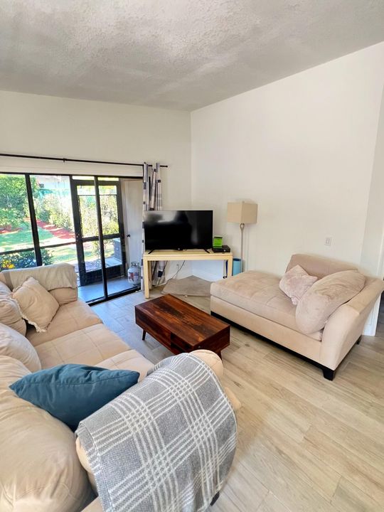 Activo con contrato: $2,300 (2 camas, 2 baños, 1100 Pies cuadrados)