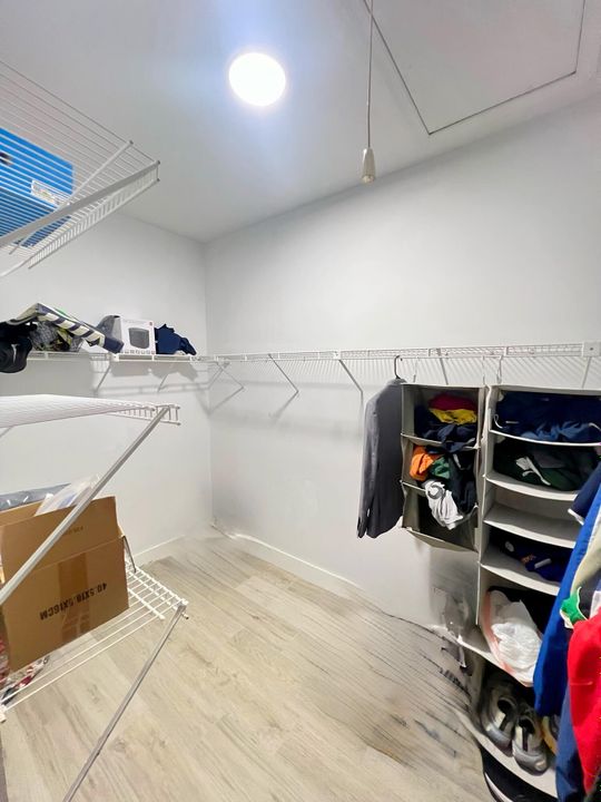 Activo con contrato: $2,300 (2 camas, 2 baños, 1100 Pies cuadrados)