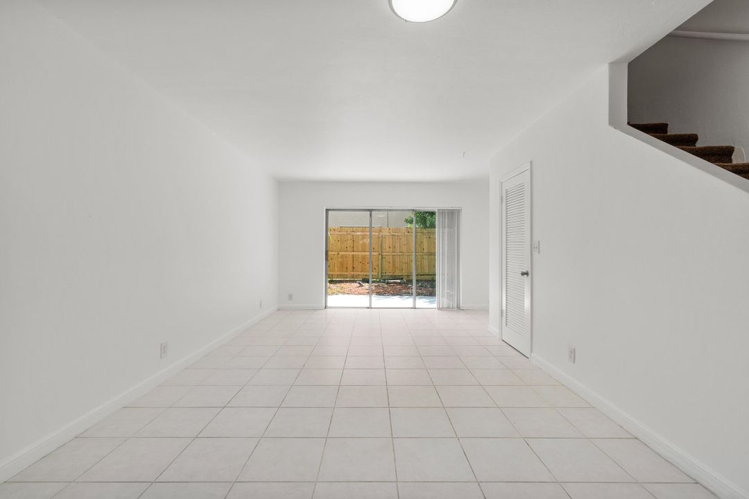 出租: $2,195 (2 贝兹, 1 浴室, 1000 平方英尺)