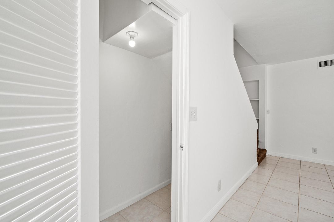 出租: $2,195 (2 贝兹, 1 浴室, 1000 平方英尺)