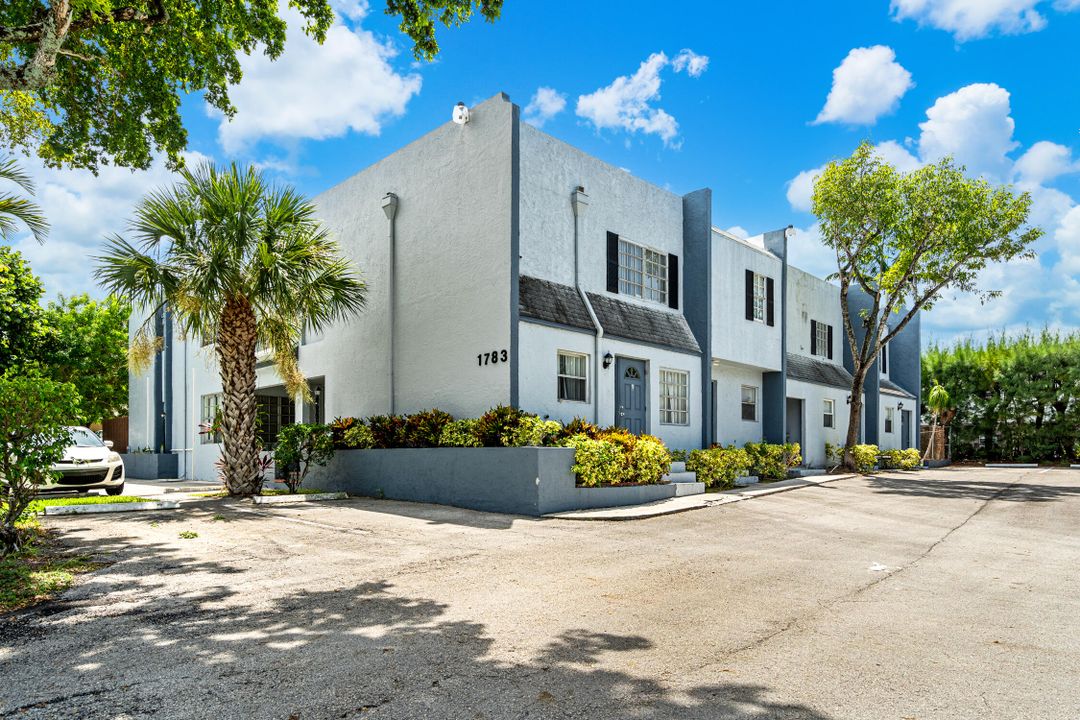 出租: $2,195 (2 贝兹, 1 浴室, 1000 平方英尺)