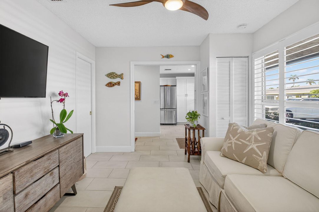 For Sale: $229,000 (2 beds, 2 baths, 982 Square Feet)