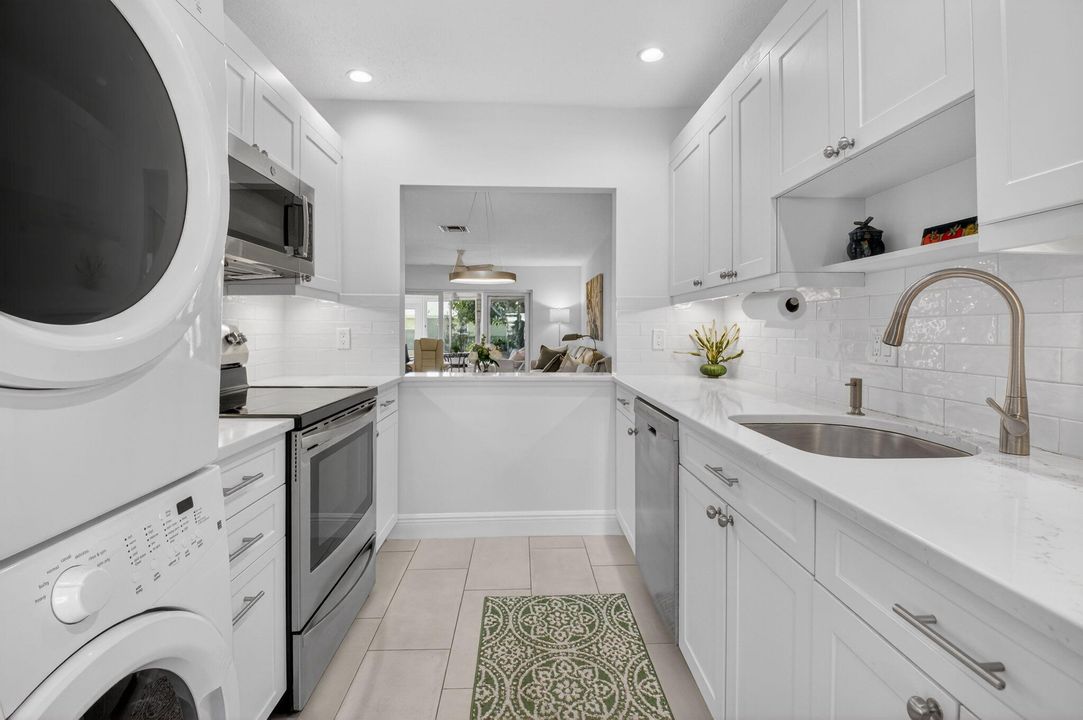 For Sale: $229,000 (2 beds, 2 baths, 982 Square Feet)