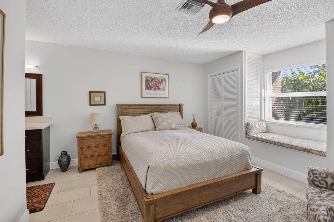 For Sale: $229,000 (2 beds, 2 baths, 982 Square Feet)