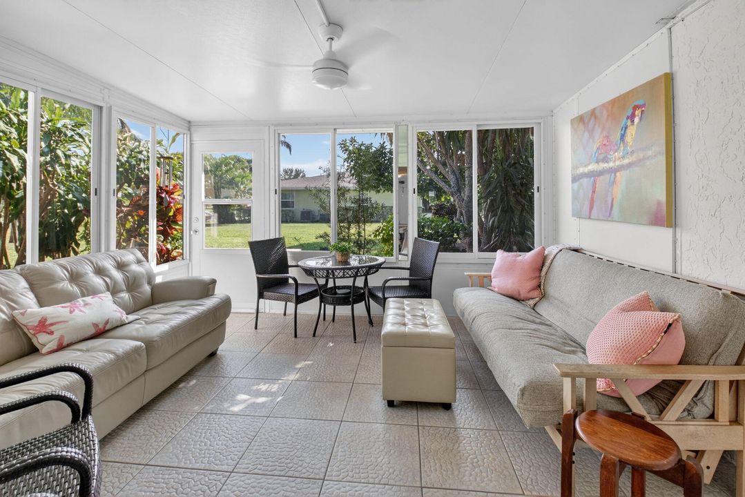 For Sale: $229,000 (2 beds, 2 baths, 982 Square Feet)