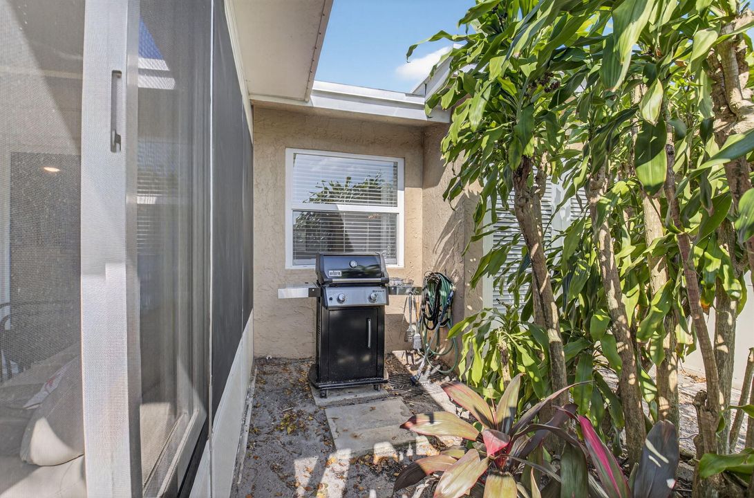 For Sale: $229,000 (2 beds, 2 baths, 982 Square Feet)