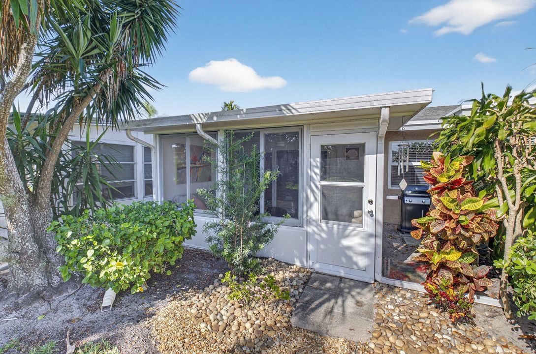 For Sale: $229,000 (2 beds, 2 baths, 982 Square Feet)