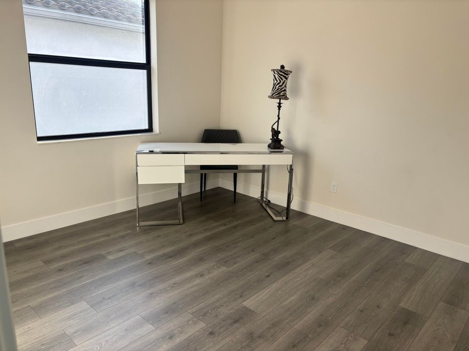 For Sale: $989,000 (6 beds, 4 baths, 2879 Square Feet)