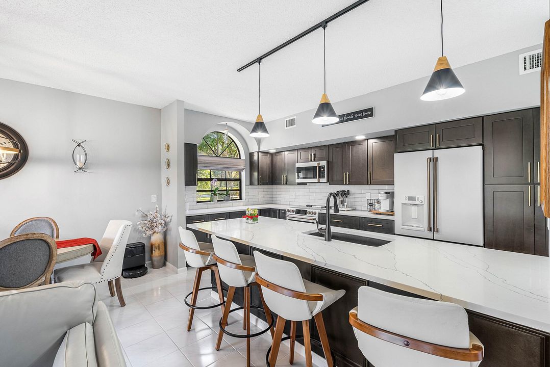 For Sale: $199,000 (2 beds, 2 baths, 1268 Square Feet)