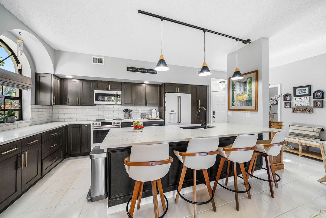 For Sale: $199,000 (2 beds, 2 baths, 1268 Square Feet)