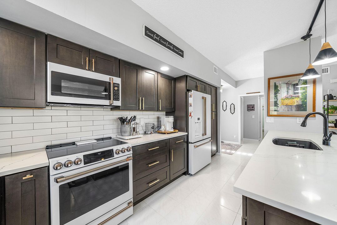 For Sale: $199,000 (2 beds, 2 baths, 1268 Square Feet)