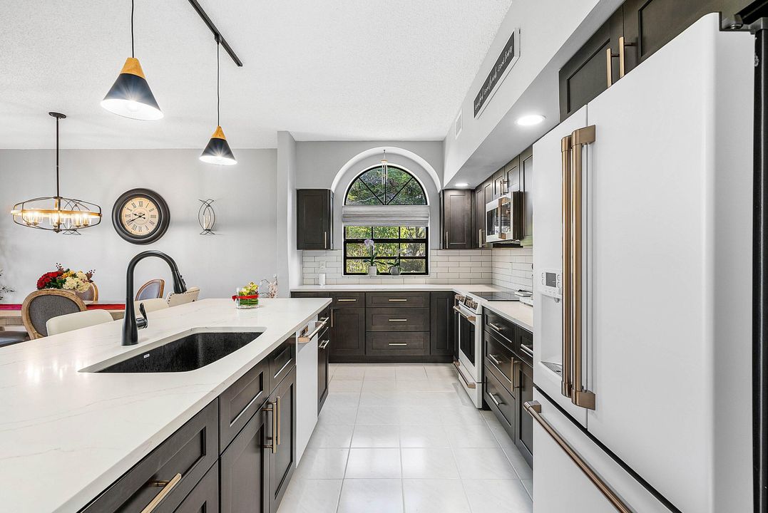 For Sale: $199,000 (2 beds, 2 baths, 1268 Square Feet)