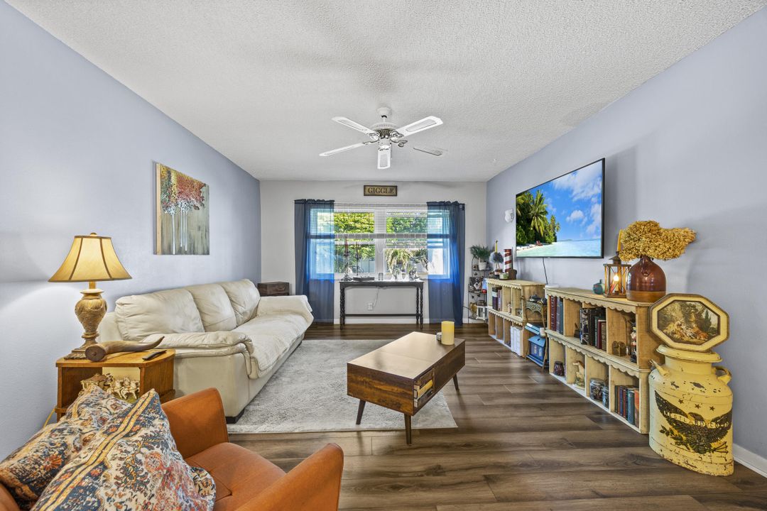 For Sale: $240,000 (2 beds, 2 baths, 1050 Square Feet)