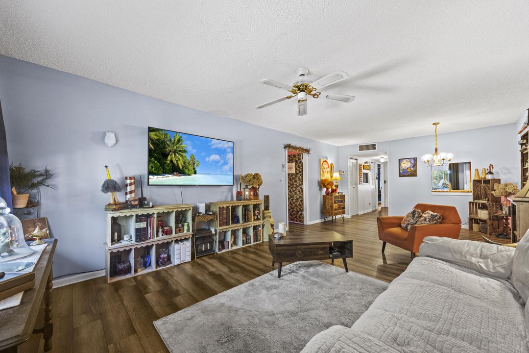 For Sale: $240,000 (2 beds, 2 baths, 1050 Square Feet)