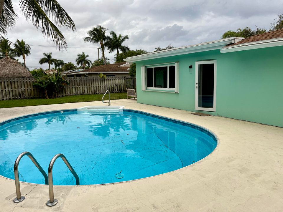 For Rent: $4,800 (4 beds, 2 baths, 1913 Square Feet)