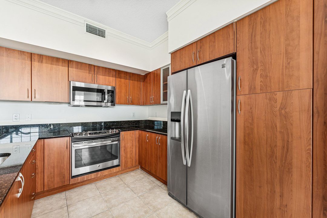 出租: $3,200 (2 贝兹, 2 浴室, 1082 平方英尺)