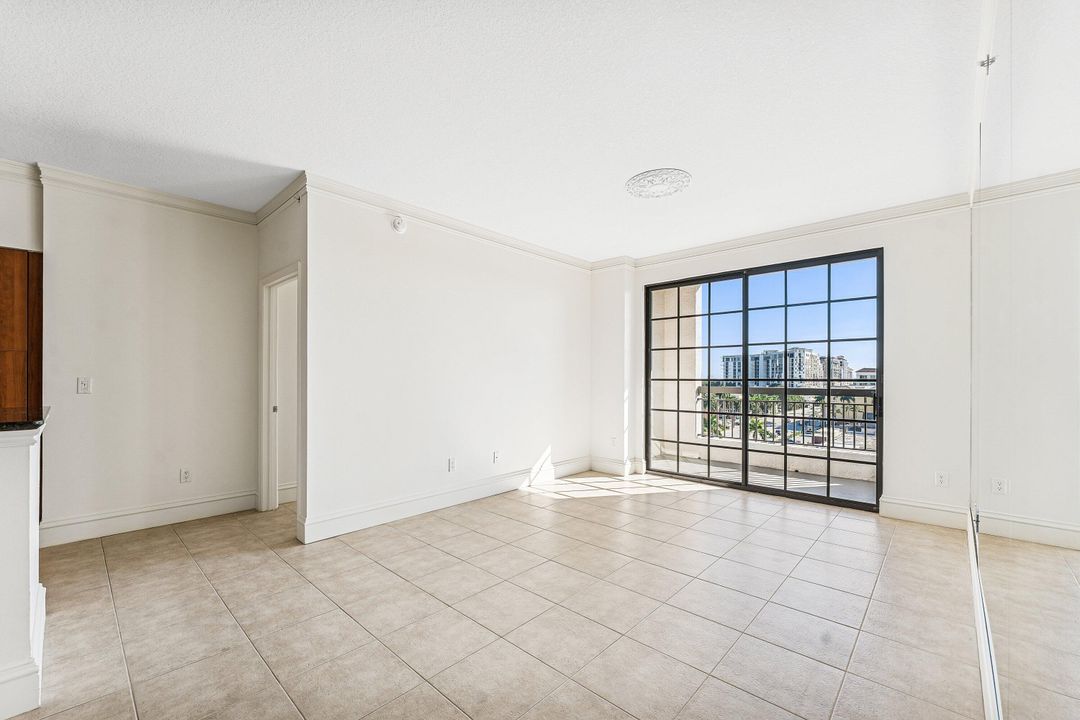 出租: $3,200 (2 贝兹, 2 浴室, 1082 平方英尺)