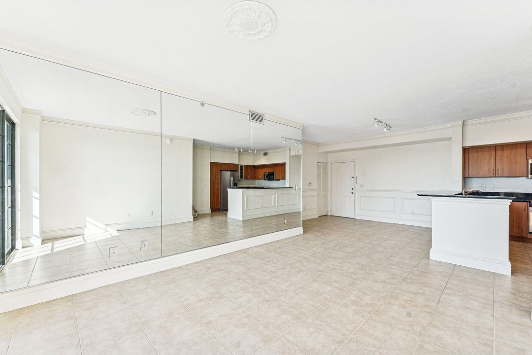 出租: $3,200 (2 贝兹, 2 浴室, 1082 平方英尺)