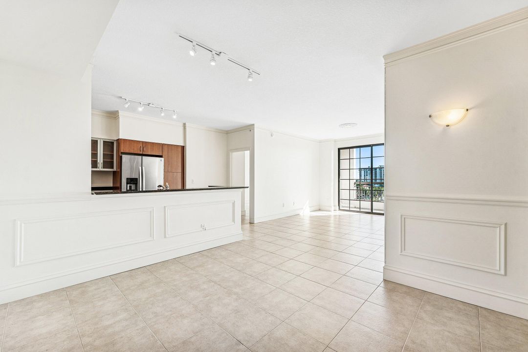 出租: $3,200 (2 贝兹, 2 浴室, 1082 平方英尺)