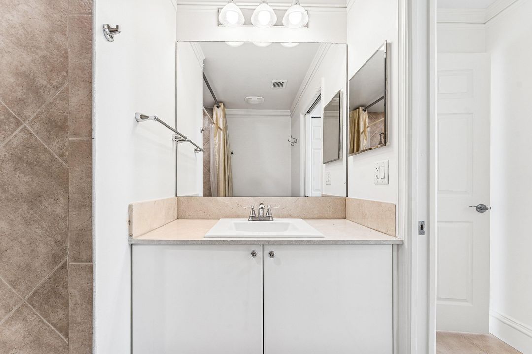 出租: $3,200 (2 贝兹, 2 浴室, 1082 平方英尺)