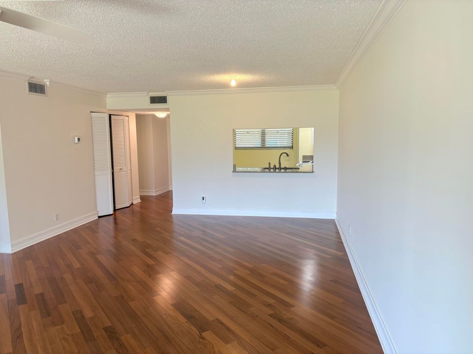 For Sale: $319,000 (2 beds, 2 baths, 1300 Square Feet)