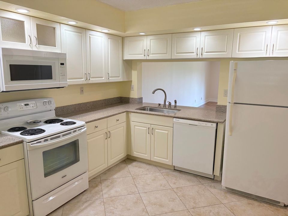 For Sale: $319,000 (2 beds, 2 baths, 1300 Square Feet)