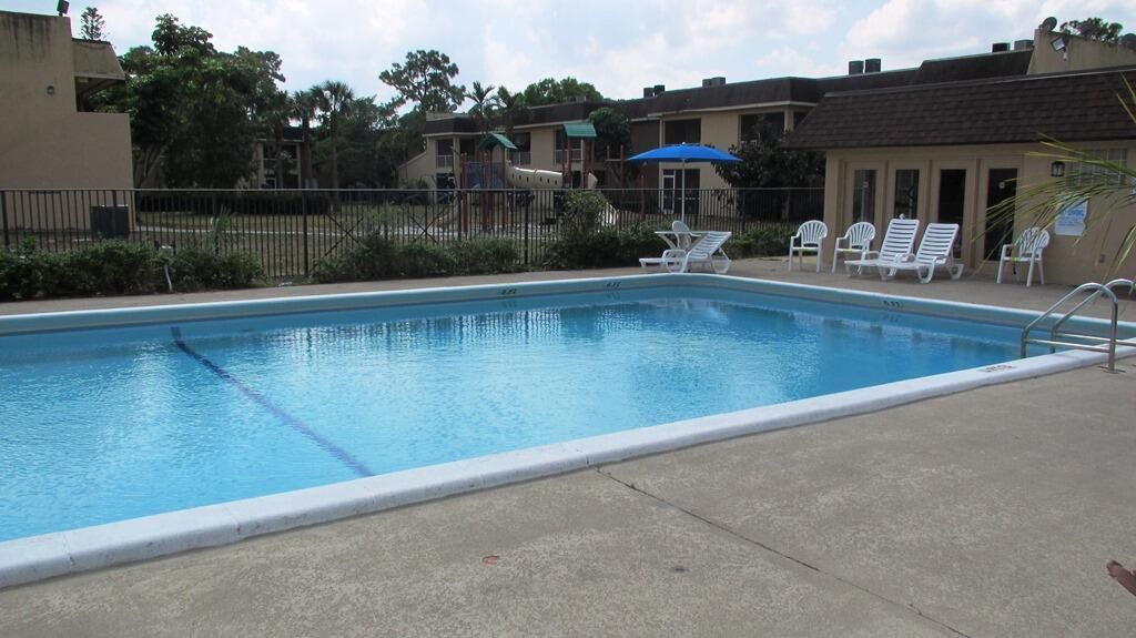 For Rent: $1,900 (2 beds, 1 baths, 728 Square Feet)