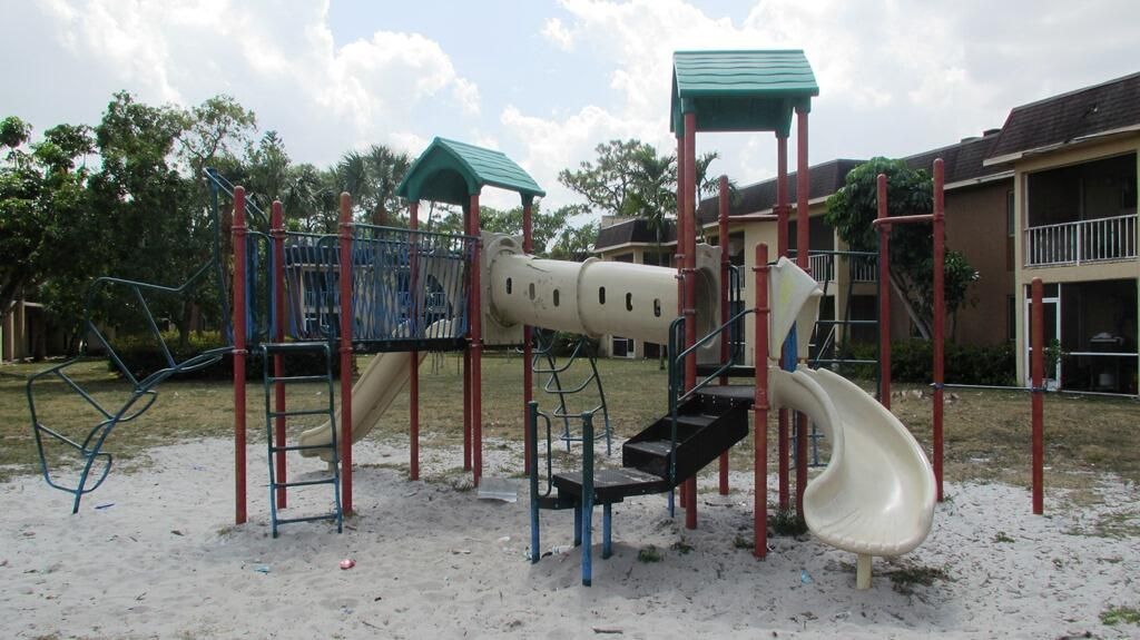 For Rent: $1,900 (2 beds, 1 baths, 728 Square Feet)