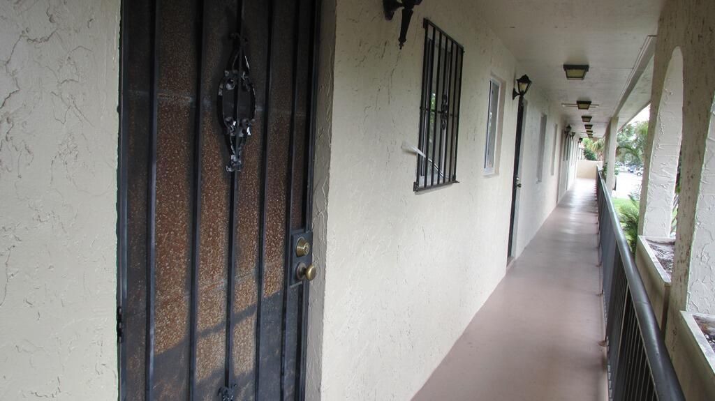 For Rent: $1,900 (2 beds, 1 baths, 728 Square Feet)