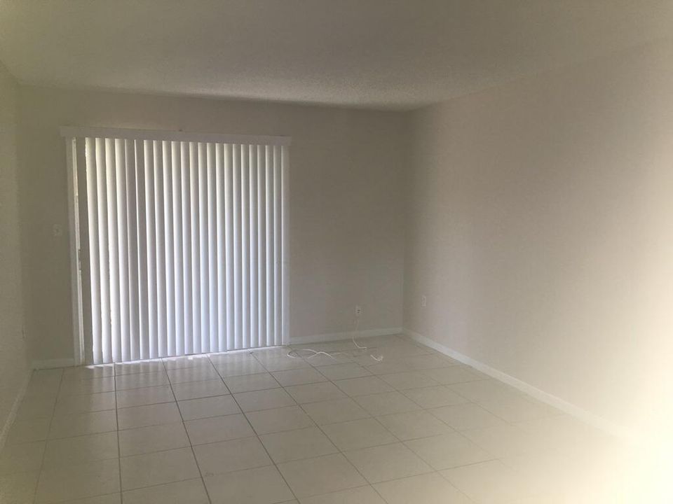 For Rent: $1,900 (2 beds, 1 baths, 728 Square Feet)
