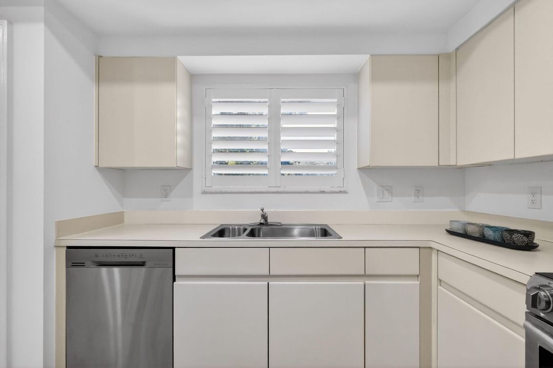 出租: $10,000 (2 贝兹, 2 浴室, 1728 平方英尺)