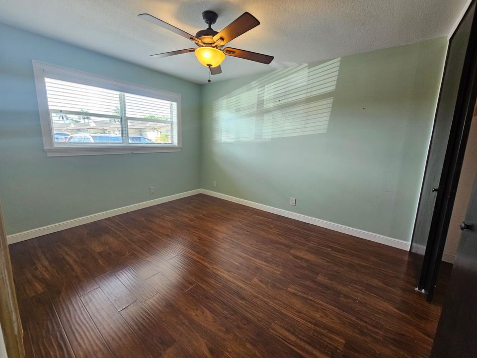 For Sale: $159,000 (2 beds, 2 baths, 895 Square Feet)