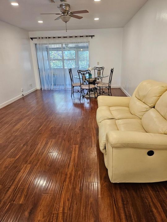 For Sale: $159,000 (2 beds, 2 baths, 895 Square Feet)