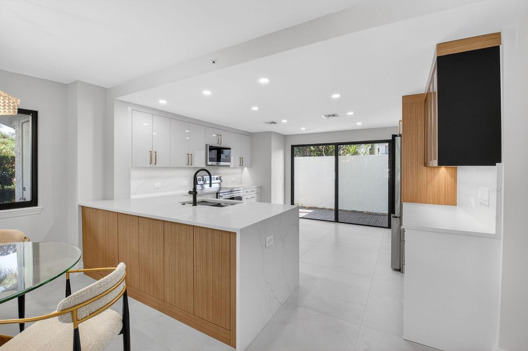 待售: $549,900 (2 贝兹, 2 浴室, 1698 平方英尺)