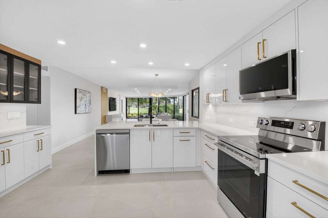 待售: $549,900 (2 贝兹, 2 浴室, 1698 平方英尺)